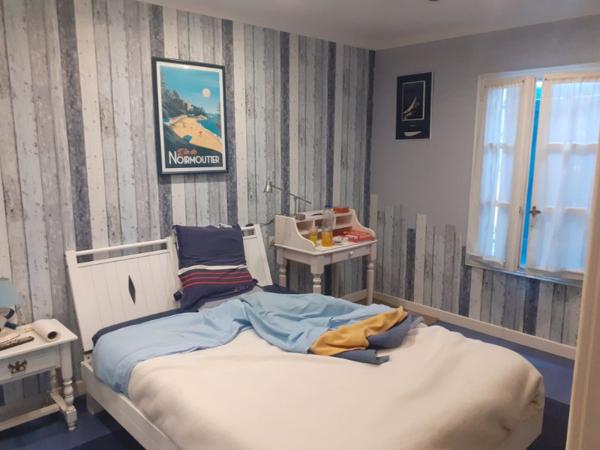 Sur Noirmoutier, près du centre-ville, belle maison de plain-pied en parfait état, avec 4 chambres sur propriété de 462 m2.