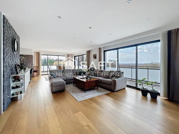 Maison contemporaine de 7 pièces de 240m2 avec piscine