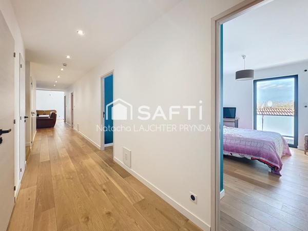 Maison contemporaine de 7 pièces de 240m2 avec piscine