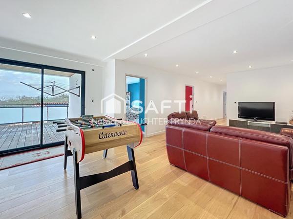 Maison contemporaine de 7 pièces de 240m2 avec piscine