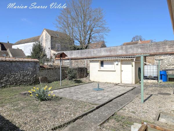 Cocon de 3 pièces, très bien entretenu avec sous-sol total semi-enterré.