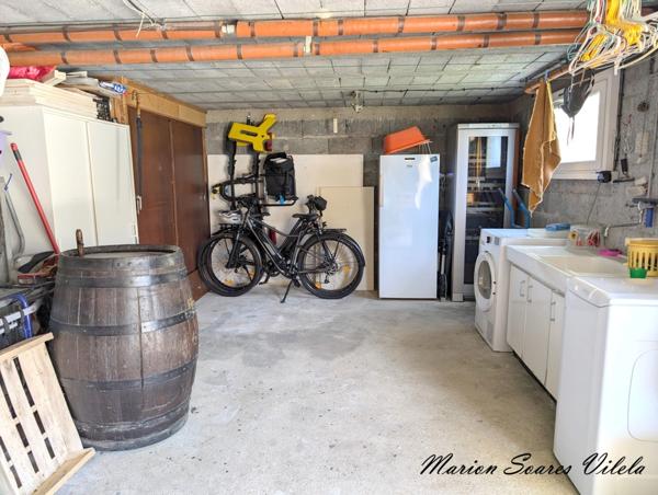 Cocon de 3 pièces, très bien entretenu avec sous-sol total semi-enterré.