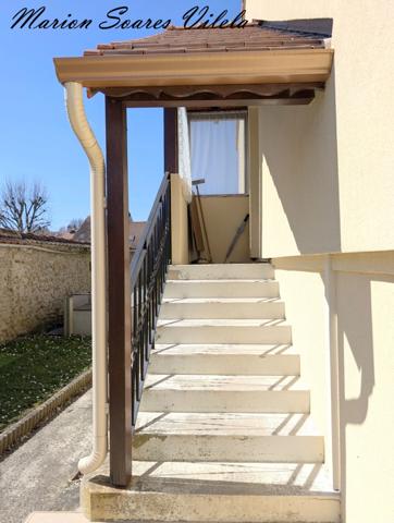 Cocon de 3 pièces, très bien entretenu avec sous-sol total semi-enterré.