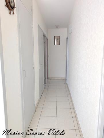 Cocon de 3 pièces, très bien entretenu avec sous-sol total semi-enterré.