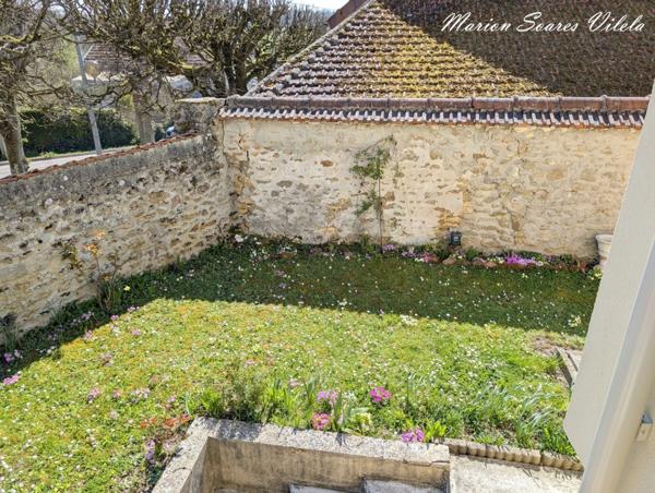 Cocon de 3 pièces, très bien entretenu avec sous-sol total semi-enterré.