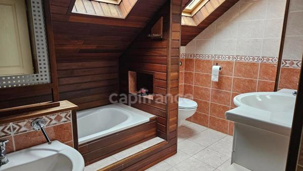 Maison indépendante sur sous-sol total.