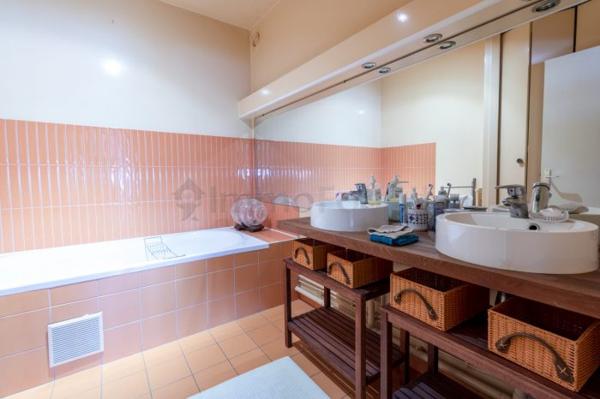 T5 et plus Courbevoie 163.05 m²