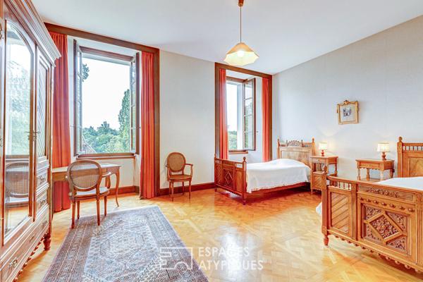 Maison de maître avec dépendance, piscine et court de tennis