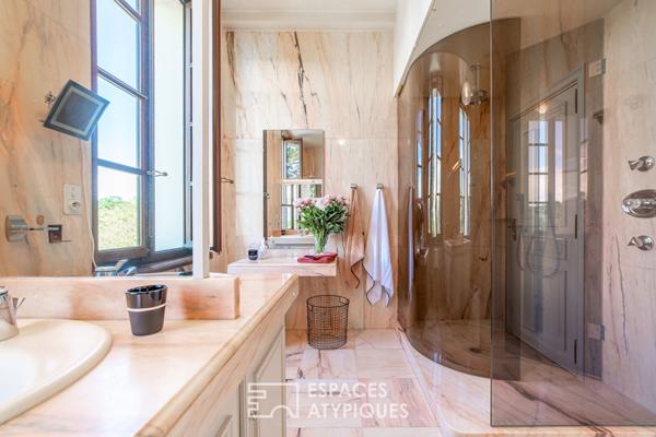 Maison de maître avec dépendance, piscine et court de tennis