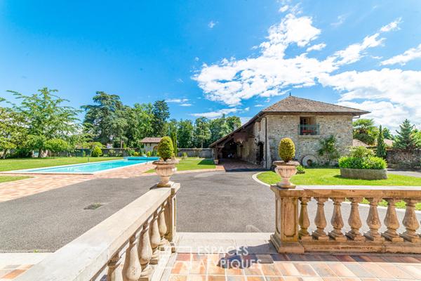Maison de maître avec dépendance, piscine et court de tennis
