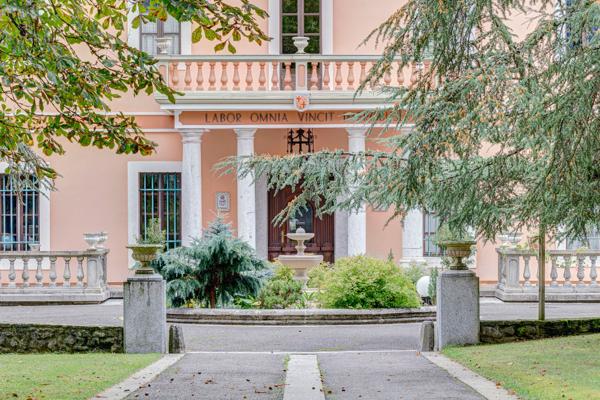Maison de maître avec dépendance, piscine et court de tennis
