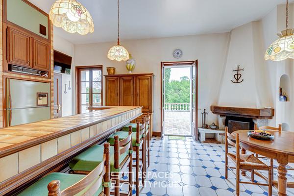 Maison de maître avec dépendance, piscine et court de tennis