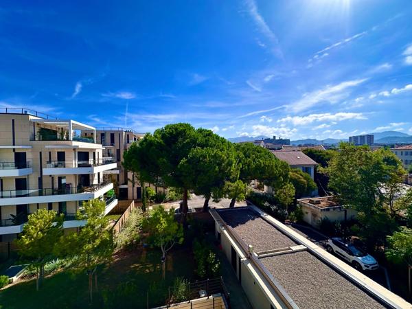 Marseille 8e – À deux pas du parc Borély et de la mer, exceptionnel T4 de 162 m² au dernier étage avec terrasse et 2 box