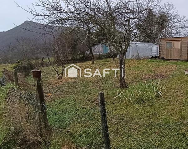 Maison de village de 111 m2 à  fort potentiel pour rénovation avec une grange de Plus de 100m2 avec très belle hauteur sous plafond. Un terrain de 597 m2 indépendant  complète ce  bien.