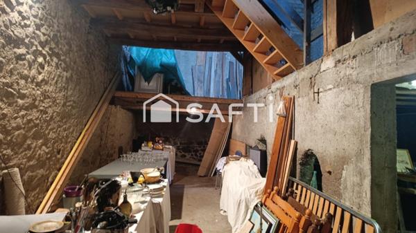 Maison de village de 111 m2 à  fort potentiel pour rénovation avec une grange de Plus de 100m2 avec très belle hauteur sous plafond. Un terrain de 597 m2 indépendant  complète ce  bien.