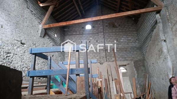 Maison de village de 111 m2 à  fort potentiel pour rénovation avec une grange de Plus de 100m2 avec très belle hauteur sous plafond. Un terrain de 597 m2 indépendant  complète ce  bien.