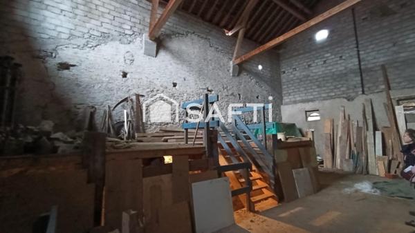 Maison de village de 111 m2 à  fort potentiel pour rénovation avec une grange de Plus de 100m2 avec très belle hauteur sous plafond. Un terrain de 597 m2 indépendant  complète ce  bien.