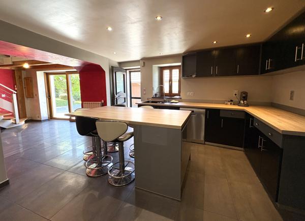 Maison
         5 pièces
        - 190 m² 490 000 € *