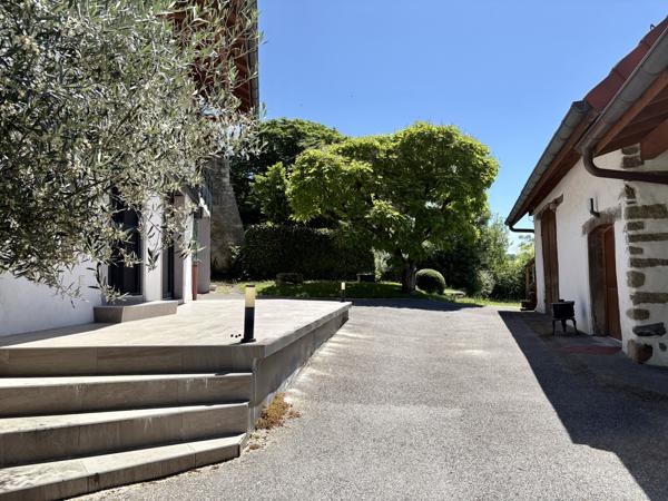 Maison
         5 pièces
        - 190 m² 490 000 € *