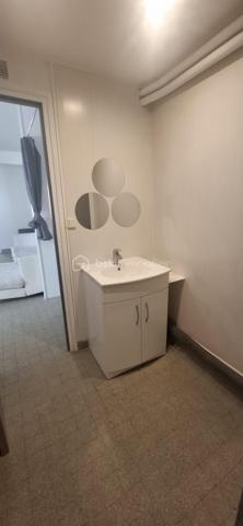 Découvrez cet immeuble unique.
Composé de trois habitations distinctes : un studio actuellement loué de 29 m², un T3 spacieux de 65 m², et une grande salle modulable permettant de créer un loft ou plusieurs studios. 
Chaque logement bénéficie d’un petit jardin privatif et de parkings privés. 
Situé à proximité immédiate du centre-ville, des commerces, des écoles, et à environ une heure de Paris via la gare, cet ensemble offre un potentiel exceptionnel pour un projet de vie ou d'investissement.
N'hésitez pas à me contacter pour organiser une visite.
