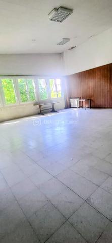 Découvrez cet immeuble unique.
Composé de trois habitations distinctes : un studio actuellement loué de 29 m², un T3 spacieux de 65 m², et une grande salle modulable permettant de créer un loft ou plusieurs studios. 
Chaque logement bénéficie d’un petit jardin privatif et de parkings privés. 
Situé à proximité immédiate du centre-ville, des commerces, des écoles, et à environ une heure de Paris via la gare, cet ensemble offre un potentiel exceptionnel pour un projet de vie ou d'investissement.
N'hésitez pas à me contacter pour organiser une visite.