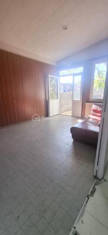 Découvrez cet immeuble unique.
Composé de trois habitations distinctes : un studio actuellement loué de 29 m², un T3 spacieux de 65 m², et une grande salle modulable permettant de créer un loft ou plusieurs studios. 
Chaque logement bénéficie d’un petit jardin privatif et de parkings privés. 
Situé à proximité immédiate du centre-ville, des commerces, des écoles, et à environ une heure de Paris via la gare, cet ensemble offre un potentiel exceptionnel pour un projet de vie ou d'investissement.
N'hésitez pas à me contacter pour organiser une visite.