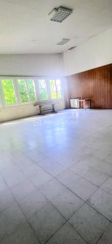 Découvrez cet immeuble unique.
Composé de trois habitations distinctes : un studio actuellement loué de 29 m², un T3 spacieux de 65 m², et une grande salle modulable permettant de créer un loft ou plusieurs studios. 
Chaque logement bénéficie d’un petit jardin privatif et de parkings privés. 
Situé à proximité immédiate du centre-ville, des commerces, des écoles, et à environ une heure de Paris via la gare, cet ensemble offre un potentiel exceptionnel pour un projet de vie ou d'investissement.
N'hésitez pas à me contacter pour organiser une visite.