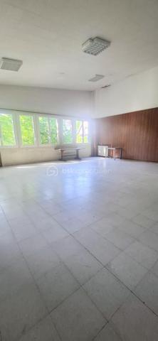 Découvrez cet immeuble unique.
Composé de trois habitations distinctes : un studio actuellement loué de 29 m², un T3 spacieux de 65 m², et une grande salle modulable permettant de créer un loft ou plusieurs studios. 
Chaque logement bénéficie d’un petit jardin privatif et de parkings privés. 
Situé à proximité immédiate du centre-ville, des commerces, des écoles, et à environ une heure de Paris via la gare, cet ensemble offre un potentiel exceptionnel pour un projet de vie ou d'investissement.
N'hésitez pas à me contacter pour organiser une visite.