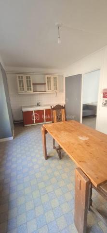 Découvrez cet immeuble unique.
Composé de trois habitations distinctes : un studio actuellement loué de 29 m², un T3 spacieux de 65 m², et une grande salle modulable permettant de créer un loft ou plusieurs studios. 
Chaque logement bénéficie d’un petit jardin privatif et de parkings privés. 
Situé à proximité immédiate du centre-ville, des commerces, des écoles, et à environ une heure de Paris via la gare, cet ensemble offre un potentiel exceptionnel pour un projet de vie ou d'investissement.
N'hésitez pas à me contacter pour organiser une visite.