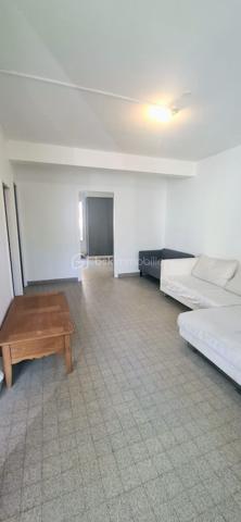 Découvrez cet immeuble unique.
Composé de trois habitations distinctes : un studio actuellement loué de 29 m², un T3 spacieux de 65 m², et une grande salle modulable permettant de créer un loft ou plusieurs studios. 
Chaque logement bénéficie d’un petit jardin privatif et de parkings privés. 
Situé à proximité immédiate du centre-ville, des commerces, des écoles, et à environ une heure de Paris via la gare, cet ensemble offre un potentiel exceptionnel pour un projet de vie ou d'investissement.
N'hésitez pas à me contacter pour organiser une visite.