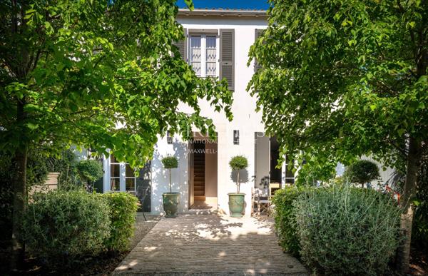 Maison coeur de village avec piscine et garage