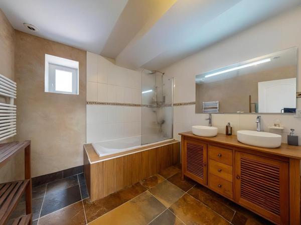 Maison
         6 pièces
        - 230 m² Exclusivité 315 000 € *