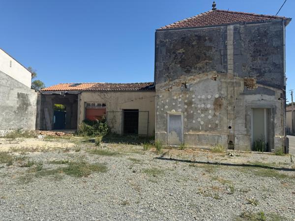 MAISON  DE CARACTERE - BRIZAMBOURG