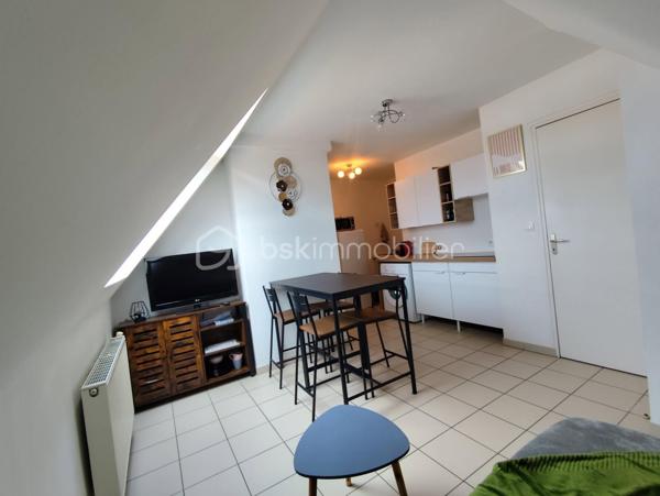 Situé à proximité immédiate des commerces de Berck Ville, cet appartement 2 pièces situé au 3ᵉ étage d’une résidence de 2007 offre un cadre de vie pratique et agréable, idéal pour un premier achat, un pied-à-terre ou un investissement locatif.
L’appartement se compose d’un séjour lumineux, d’une cuisine récente et fonctionnelle, d’une chambre confortable ainsi que d’une salle d’eau moderne. Le bien est vendu entièrement meublé, permettant une installation rapide ou une mise en location immédiate.

La résidence dispose également d’un local à vélos et le logement bénéficie d’une place de parking privative, un véritable atout sur le secteur.

Appartement situé au 3ᵉ étage sans ascenseur.

Les + du bien : résidence récente de 2007, cuisine neuve, vendu meublé, place de parking privative, local à vélos, proche commerces et commodités.

On reste à votre disposition pour organiser une visite ou vous transmettre plus d’informations.