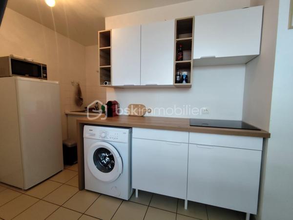 Situé à proximité immédiate des commerces de Berck Ville, cet appartement 2 pièces situé au 3ᵉ étage d’une résidence de 2007 offre un cadre de vie pratique et agréable, idéal pour un premier achat, un pied-à-terre ou un investissement locatif.
L’appartement se compose d’un séjour lumineux, d’une cuisine récente et fonctionnelle, d’une chambre confortable ainsi que d’une salle d’eau moderne. Le bien est vendu entièrement meublé, permettant une installation rapide ou une mise en location immédiate.

La résidence dispose également d’un local à vélos et le logement bénéficie d’une place de parking privative, un véritable atout sur le secteur.

Appartement situé au 3ᵉ étage sans ascenseur.

Les + du bien : résidence récente de 2007, cuisine neuve, vendu meublé, place de parking privative, local à vélos, proche commerces et commodités.

On reste à votre disposition pour organiser une visite ou vous transmettre plus d’informations.