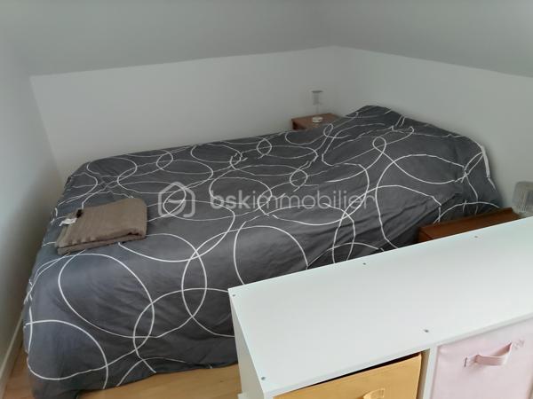 Situé à proximité immédiate des commerces de Berck Ville, cet appartement 2 pièces situé au 3ᵉ étage d’une résidence de 2007 offre un cadre de vie pratique et agréable, idéal pour un premier achat, un pied-à-terre ou un investissement locatif.
L’appartement se compose d’un séjour lumineux, d’une cuisine récente et fonctionnelle, d’une chambre confortable ainsi que d’une salle d’eau moderne. Le bien est vendu entièrement meublé, permettant une installation rapide ou une mise en location immédiate.

La résidence dispose également d’un local à vélos et le logement bénéficie d’une place de parking privative, un véritable atout sur le secteur.

Appartement situé au 3ᵉ étage sans ascenseur.

Les + du bien : résidence récente de 2007, cuisine neuve, vendu meublé, place de parking privative, local à vélos, proche commerces et commodités.

On reste à votre disposition pour organiser une visite ou vous transmettre plus d’informations.