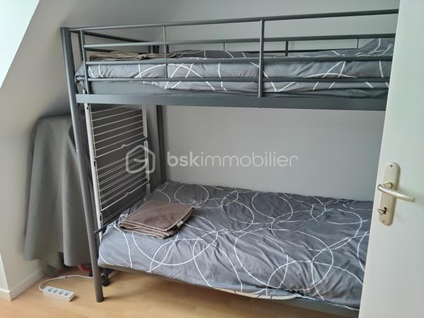 Situé à proximité immédiate des commerces de Berck Ville, cet appartement 2 pièces situé au 3ᵉ étage d’une résidence de 2007 offre un cadre de vie pratique et agréable, idéal pour un premier achat, un pied-à-terre ou un investissement locatif.
L’appartement se compose d’un séjour lumineux, d’une cuisine récente et fonctionnelle, d’une chambre confortable ainsi que d’une salle d’eau moderne. Le bien est vendu entièrement meublé, permettant une installation rapide ou une mise en location immédiate.

La résidence dispose également d’un local à vélos et le logement bénéficie d’une place de parking privative, un véritable atout sur le secteur.

Appartement situé au 3ᵉ étage sans ascenseur.

Les + du bien : résidence récente de 2007, cuisine neuve, vendu meublé, place de parking privative, local à vélos, proche commerces et commodités.

On reste à votre disposition pour organiser une visite ou vous transmettre plus d’informations.