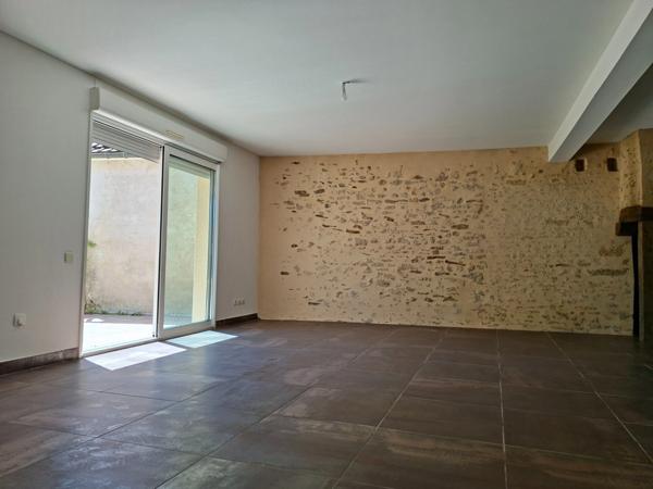 Longère rénovée au centre village de ANCINNES, 4 CHAMBRES, jardin clos ensoleillé