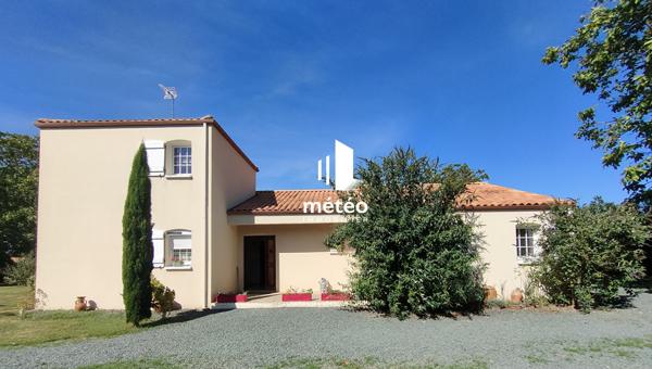 Belle Maison de 182 m², 7 pièces, Piscine couverte, 2 Garages- SAINTE HERMINE