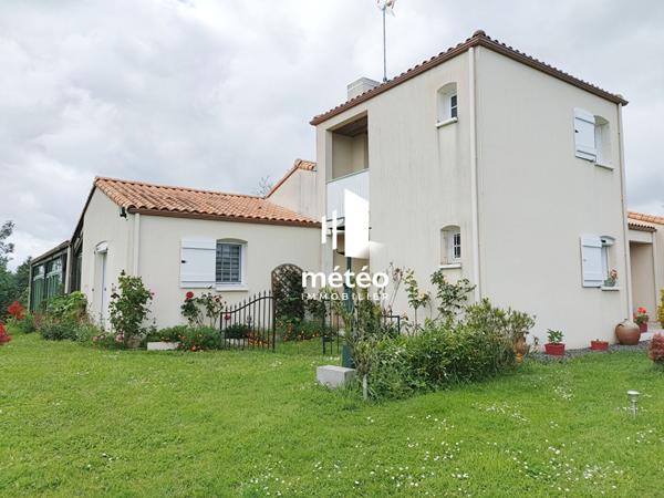 Belle Maison de 182 m², 7 pièces, Piscine couverte, 2 Garages- SAINTE HERMINE
