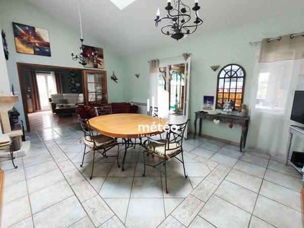 Belle Maison de 182 m², 7 pièces, Piscine couverte, 2 Garages- SAINTE HERMINE