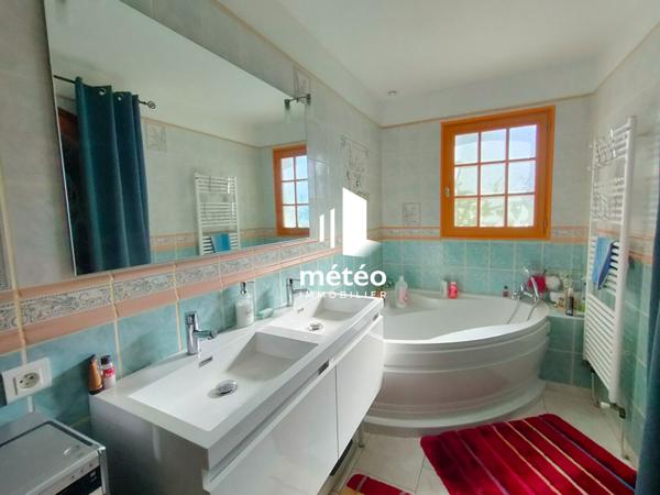 Belle Maison de 182 m², 7 pièces, Piscine couverte, 2 Garages- SAINTE HERMINE