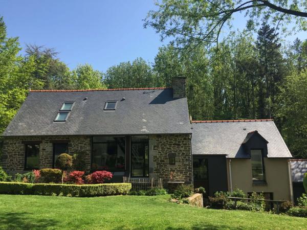 Maison en pierres rénovée en bordure de Rance