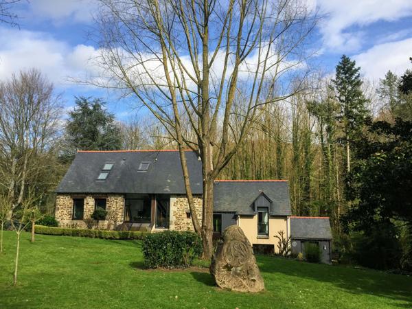 Maison en pierres rénovée en bordure de Rance