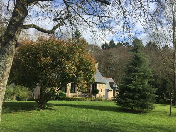 Maison en pierres rénovée en bordure de Rance