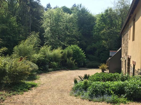 Maison en pierres rénovée en bordure de Rance