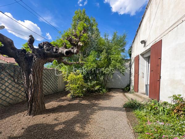 Bien rare, maison de plain pied de 72 m² avec jardin privatif arboré dans un quartier calme, proche de l'avenue St Ruf.

Située dans un environnement agréable, cette maison pleine de charme offre un cadre de vie rare en ville, avec un extérieur verdoyant, intime et ombragé, idéal pour profiter des beaux jours.

La maison se compose d’une pièce de vie lumineuse avec poêle, d’une cuisine indépendante ouvrant sur l’extérieur, d’une chambre, d’une seconde pièce avec mezzanine pouvant faire office de chambre, bureau ou espace enfant, ainsi que d’une salle de bain.

On apprécie particulièrement :
- le jardin arboré, avec vigne et végétation mature
- le charme de l’ancien : carreaux de ciment/sols anciens, volumes simples, belle lumière
- la maison de plain-pied
- le potentiel d’aménagement et de personnalisation
- le coté écologique et économique de la maison: chaudière à granules programmable, panneaux solaires thermiques
- la situation dans le quartier Saint-Ruf, proche des commodités, des transports et du centre d’Avignon.

Des travaux de rafraîchissement sont à prévoir, permettant de révéler tout le potentiel de cette maison et d’en faire un lieu de vie chaleureux, à son image.

Une maison idéale pour un premier achat, un pied-à-terre à Avignon ou un projet de résidence principale avec jardin en ville.

Pour plus d’informations ou pour organiser une visite, contactez Eléonore !
