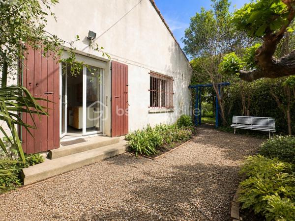 Bien rare, maison de plain pied de 72 m² avec jardin privatif arboré dans un quartier calme, proche de l'avenue St Ruf.

Située dans un environnement agréable, cette maison pleine de charme offre un cadre de vie rare en ville, avec un extérieur verdoyant, intime et ombragé, idéal pour profiter des beaux jours.

La maison se compose d’une pièce de vie lumineuse avec poêle, d’une cuisine indépendante ouvrant sur l’extérieur, d’une chambre, d’une seconde pièce avec mezzanine pouvant faire office de chambre, bureau ou espace enfant, ainsi que d’une salle de bain.

On apprécie particulièrement :
- le jardin arboré, avec vigne et végétation mature
- le charme de l’ancien : carreaux de ciment/sols anciens, volumes simples, belle lumière
- la maison de plain-pied
- le potentiel d’aménagement et de personnalisation
- le coté écologique et économique de la maison: chaudière à granules programmable, panneaux solaires thermiques
- la situation dans le quartier Saint-Ruf, proche des commodités, des transports et du centre d’Avignon.

Des travaux de rafraîchissement sont à prévoir, permettant de révéler tout le potentiel de cette maison et d’en faire un lieu de vie chaleureux, à son image.

Une maison idéale pour un premier achat, un pied-à-terre à Avignon ou un projet de résidence principale avec jardin en ville.

Pour plus d’informations ou pour organiser une visite, contactez Eléonore !