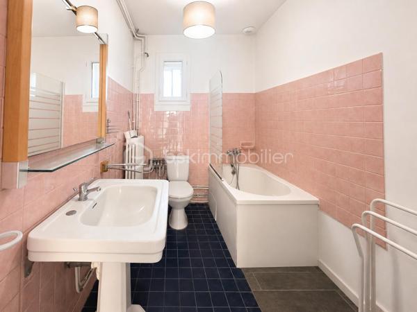 Bien rare, maison de plain pied de 72 m² avec jardin privatif arboré dans un quartier calme, proche de l'avenue St Ruf.

Située dans un environnement agréable, cette maison pleine de charme offre un cadre de vie rare en ville, avec un extérieur verdoyant, intime et ombragé, idéal pour profiter des beaux jours.

La maison se compose d’une pièce de vie lumineuse avec poêle, d’une cuisine indépendante ouvrant sur l’extérieur, d’une chambre, d’une seconde pièce avec mezzanine pouvant faire office de chambre, bureau ou espace enfant, ainsi que d’une salle de bain.

On apprécie particulièrement :
- le jardin arboré, avec vigne et végétation mature
- le charme de l’ancien : carreaux de ciment/sols anciens, volumes simples, belle lumière
- la maison de plain-pied
- le potentiel d’aménagement et de personnalisation
- le coté écologique et économique de la maison: chaudière à granules programmable, panneaux solaires thermiques
- la situation dans le quartier Saint-Ruf, proche des commodités, des transports et du centre d’Avignon.

Des travaux de rafraîchissement sont à prévoir, permettant de révéler tout le potentiel de cette maison et d’en faire un lieu de vie chaleureux, à son image.

Une maison idéale pour un premier achat, un pied-à-terre à Avignon ou un projet de résidence principale avec jardin en ville.

Pour plus d’informations ou pour organiser une visite, contactez Eléonore !