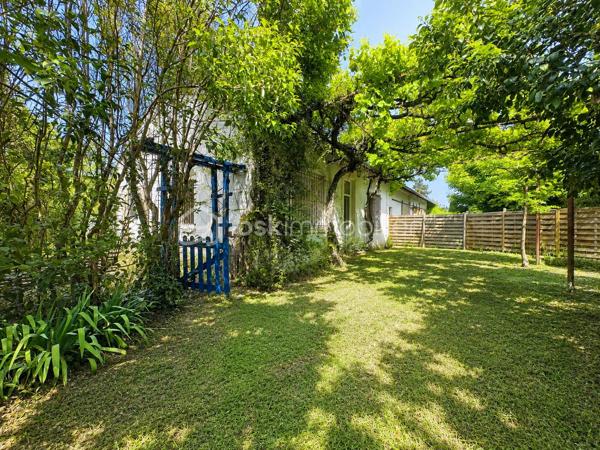 Bien rare, maison de plain pied de 72 m² avec jardin privatif arboré dans un quartier calme, proche de l'avenue St Ruf.

Située dans un environnement agréable, cette maison pleine de charme offre un cadre de vie rare en ville, avec un extérieur verdoyant, intime et ombragé, idéal pour profiter des beaux jours.

La maison se compose d’une pièce de vie lumineuse avec poêle, d’une cuisine indépendante ouvrant sur l’extérieur, d’une chambre, d’une seconde pièce avec mezzanine pouvant faire office de chambre, bureau ou espace enfant, ainsi que d’une salle de bain.

On apprécie particulièrement :
- le jardin arboré, avec vigne et végétation mature
- le charme de l’ancien : carreaux de ciment/sols anciens, volumes simples, belle lumière
- la maison de plain-pied
- le potentiel d’aménagement et de personnalisation
- le coté écologique et économique de la maison: chaudière à granules programmable, panneaux solaires thermiques
- la situation dans le quartier Saint-Ruf, proche des commodités, des transports et du centre d’Avignon.

Des travaux de rafraîchissement sont à prévoir, permettant de révéler tout le potentiel de cette maison et d’en faire un lieu de vie chaleureux, à son image.

Une maison idéale pour un premier achat, un pied-à-terre à Avignon ou un projet de résidence principale avec jardin en ville.

Pour plus d’informations ou pour organiser une visite, contactez Eléonore !